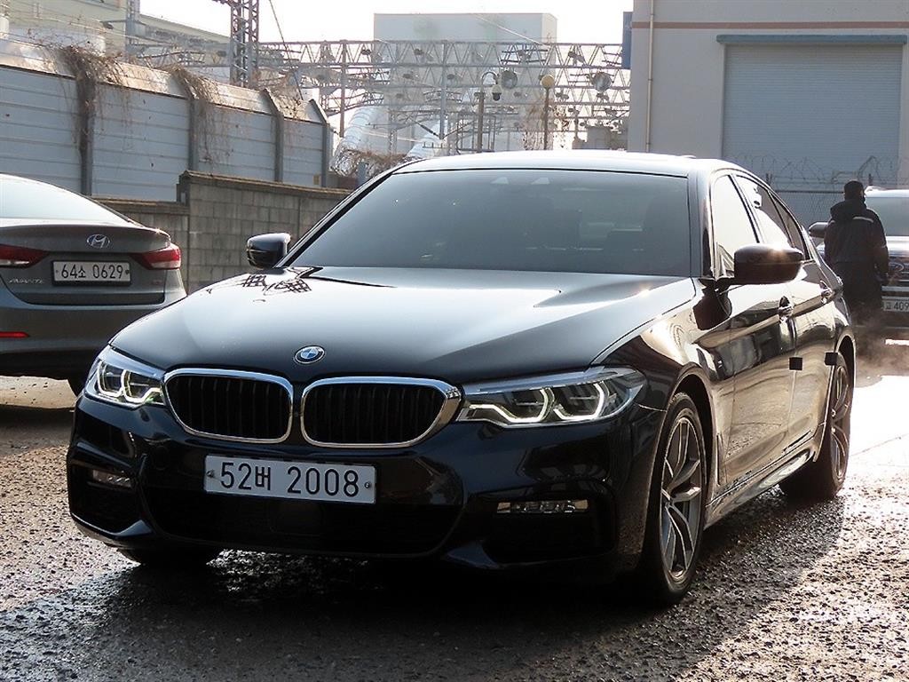 BMW 5시리즈 5시리즈 (G30) 520d M 스포츠 플러스 이미지 2