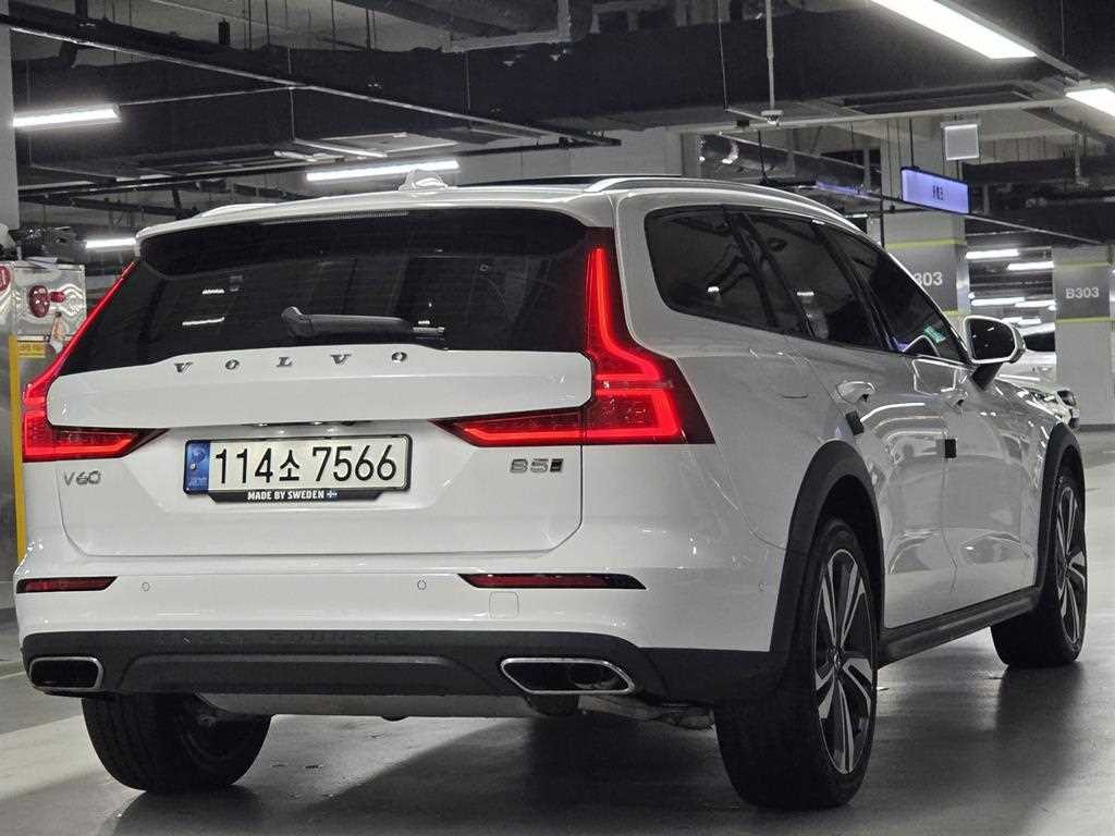 볼보 V60 V60 크로스 컨트리 2세대 2.0 B5 프로 AWD 이미지 3