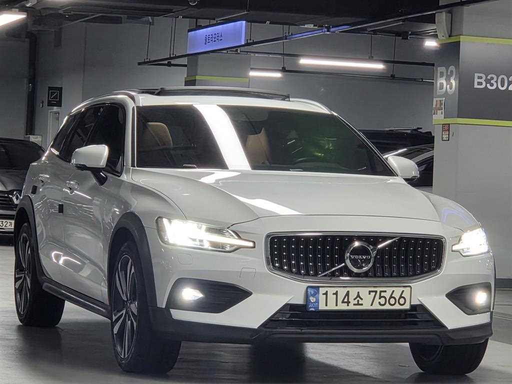 볼보 V60 V60 크로스 컨트리 2세대 2.0 B5 프로 AWD 이미지 4