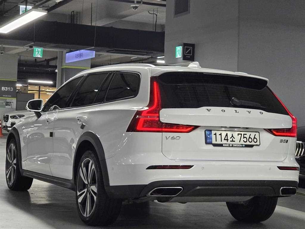 볼보 V60 V60 크로스 컨트리 2세대 2.0 B5 프로 AWD 이미지 5