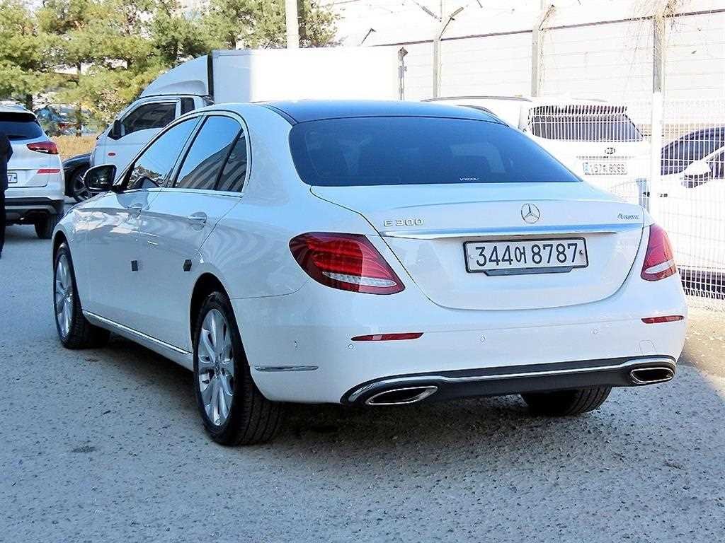 벤츠 E 클래스 E-클래스 W213 E300 4MATIC 아방가르드 이미지 3