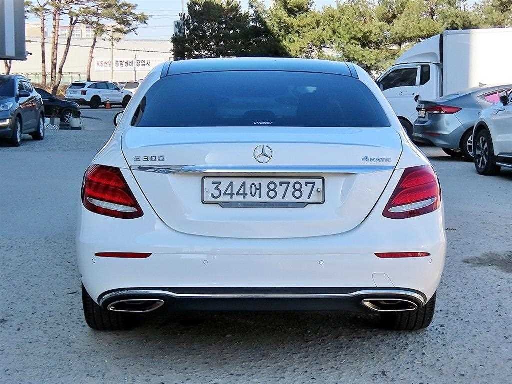 벤츠 E 클래스 E-클래스 W213 E300 4MATIC 아방가르드 이미지 4