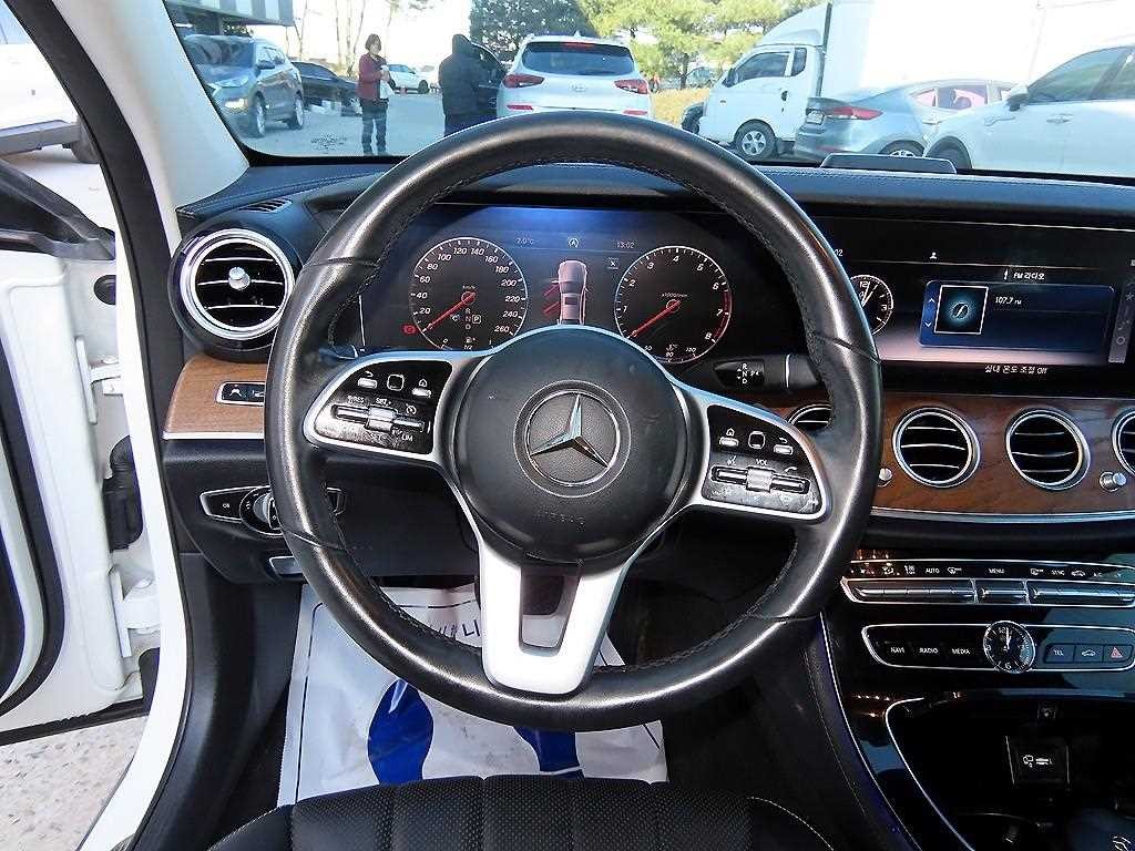 벤츠 E 클래스 E-클래스 W213 E300 4MATIC 아방가르드 이미지 8