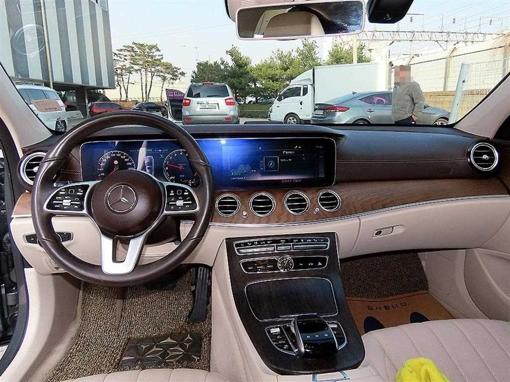 벤츠 E 클래스 E-클래스 W213 E300e 4MATIC 익스클루시브 이미지 1