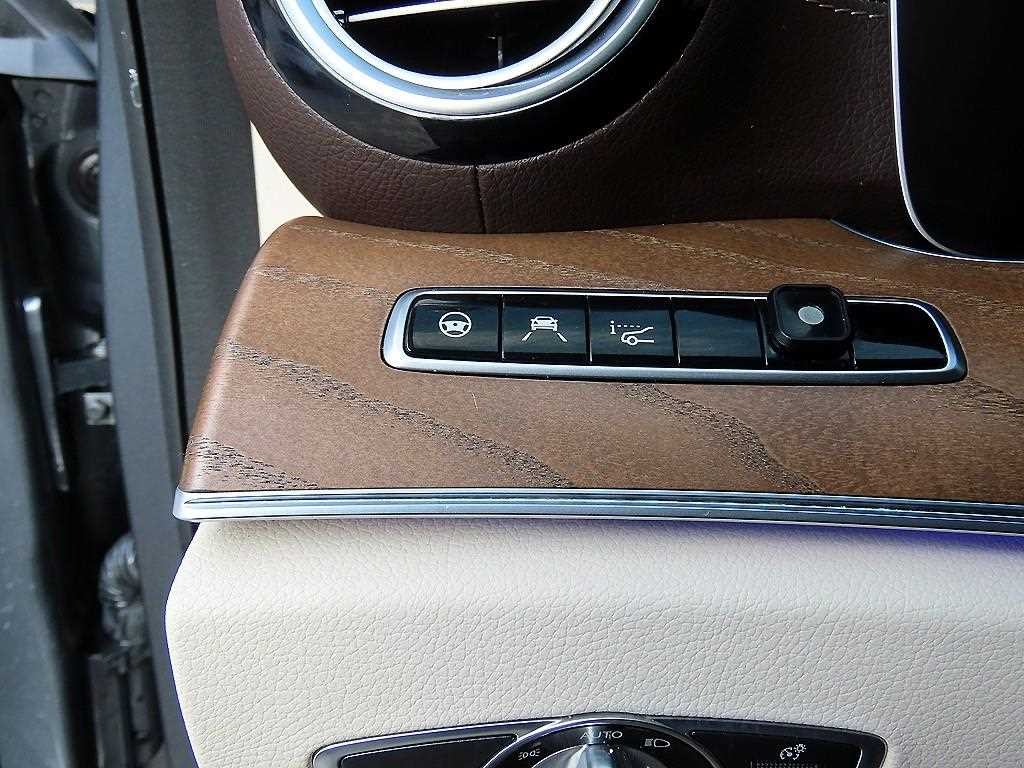벤츠 E 클래스 E-클래스 W213 E300e 4MATIC 익스클루시브 이미지 12