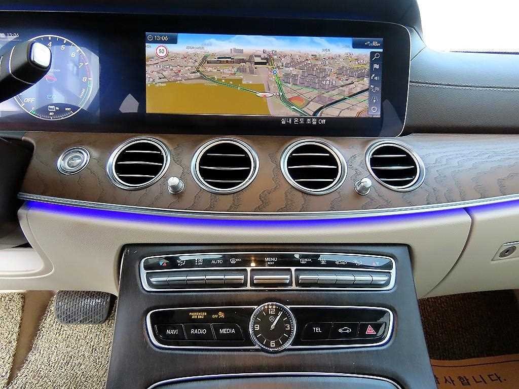 벤츠 E 클래스 E-클래스 W213 E300e 4MATIC 익스클루시브 이미지 14