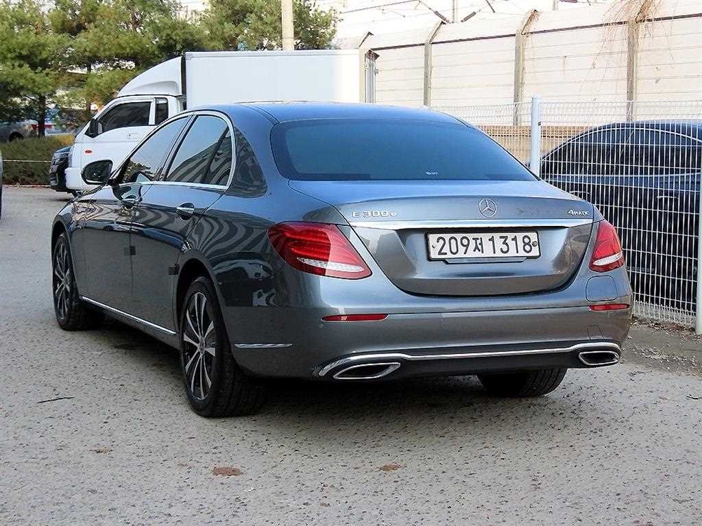 벤츠 E 클래스 E-클래스 W213 E300e 4MATIC 익스클루시브 이미지 4