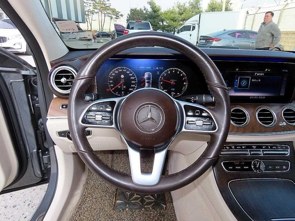 벤츠 E 클래스 E-클래스 W213 E300e 4MATIC 익스클루시브 이미지 8