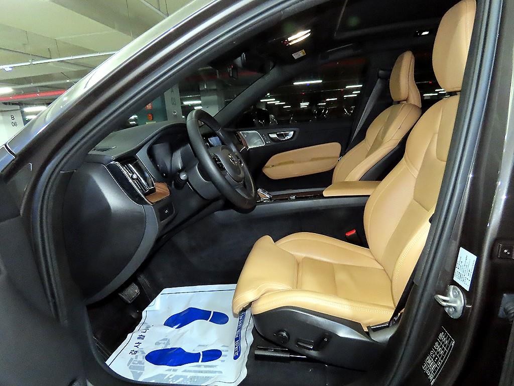 볼보 XC60 XC60(2세대) B6 AWD 얼티메이트 브라이트 이미지 6