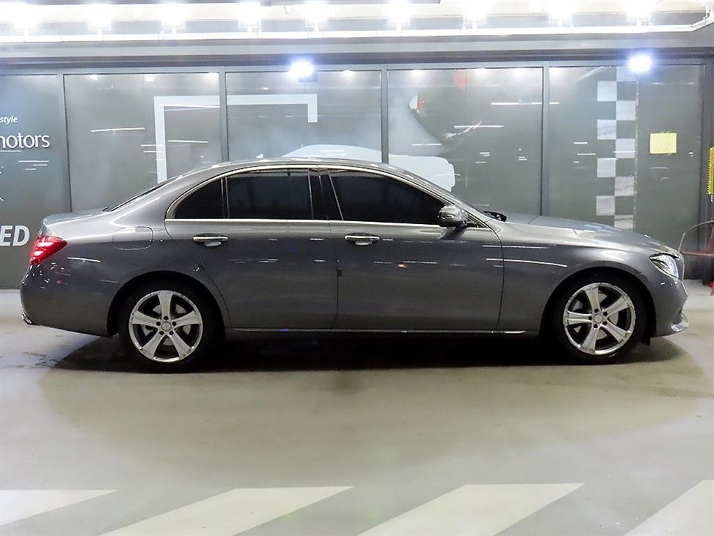 벤츠 E 클래스 E-클래스 W213 E220d 아방가르드 이미지 3