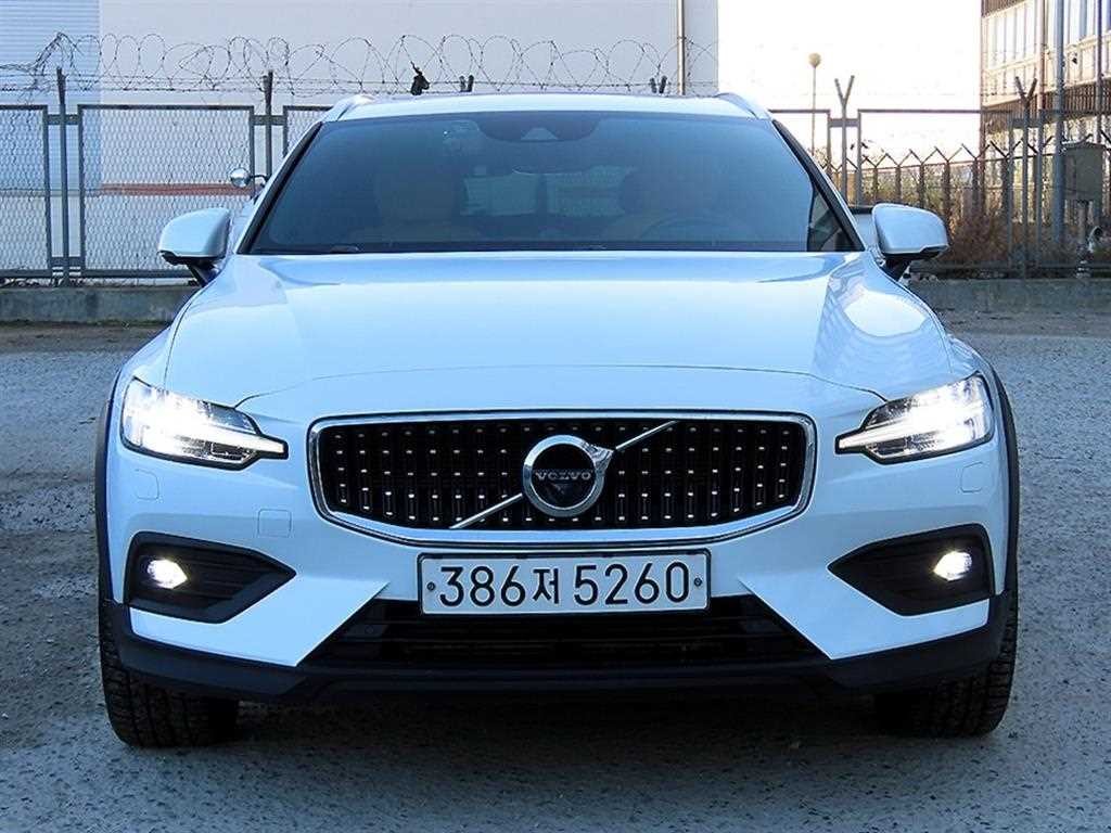 볼보 V60 V60 크로스 컨트리 2세대 2.0 T5 프로 AWD 이미지 1