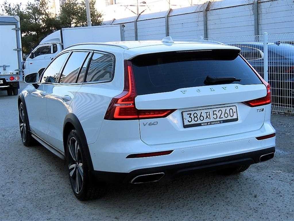 볼보 V60 V60 크로스 컨트리 2세대 2.0 T5 프로 AWD 이미지 3