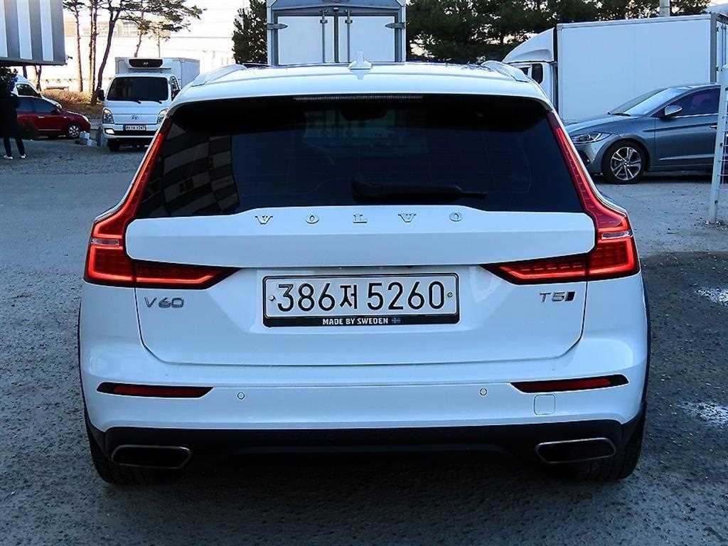 볼보 V60 V60 크로스 컨트리 2세대 2.0 T5 프로 AWD 이미지 4