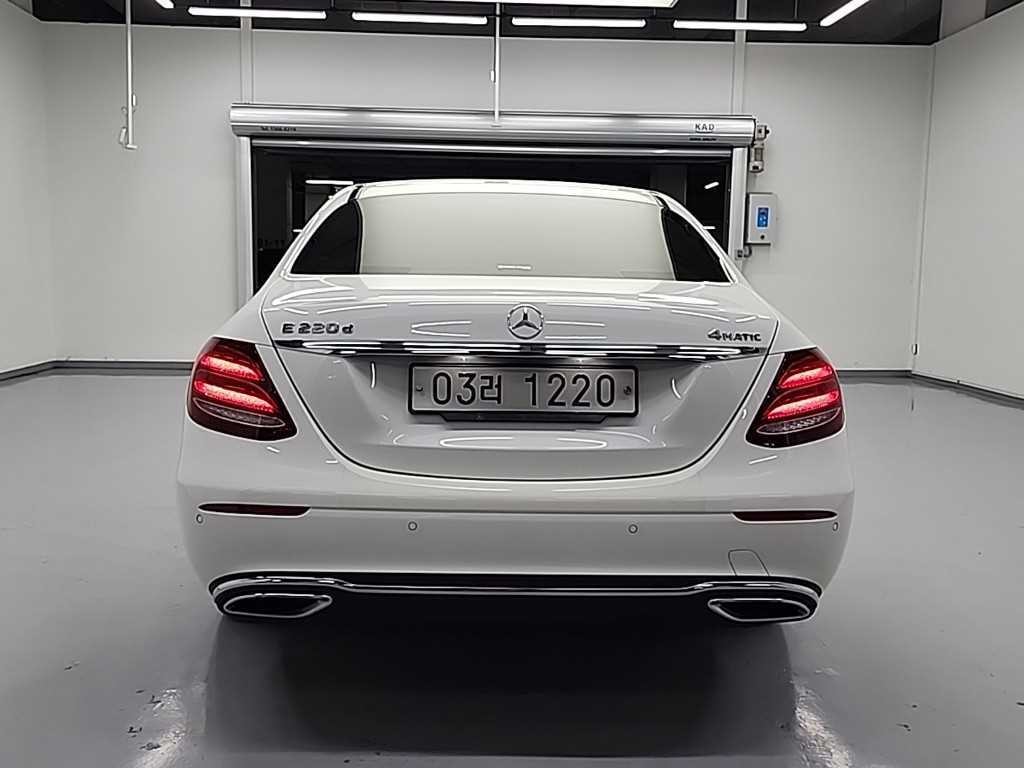 벤츠 E 클래스 E-클래스 W213 E220d 4MATIC 아방가르드 이미지 3