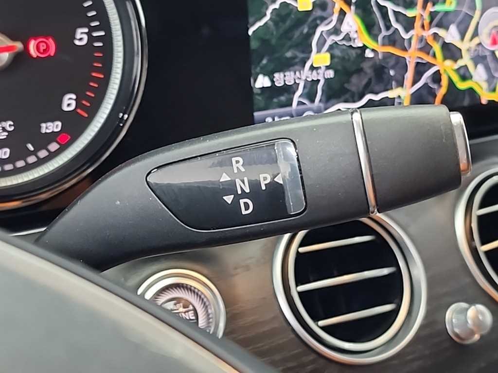 벤츠 E 클래스 E-클래스 W213 E220d 4MATIC 아방가르드 이미지 8