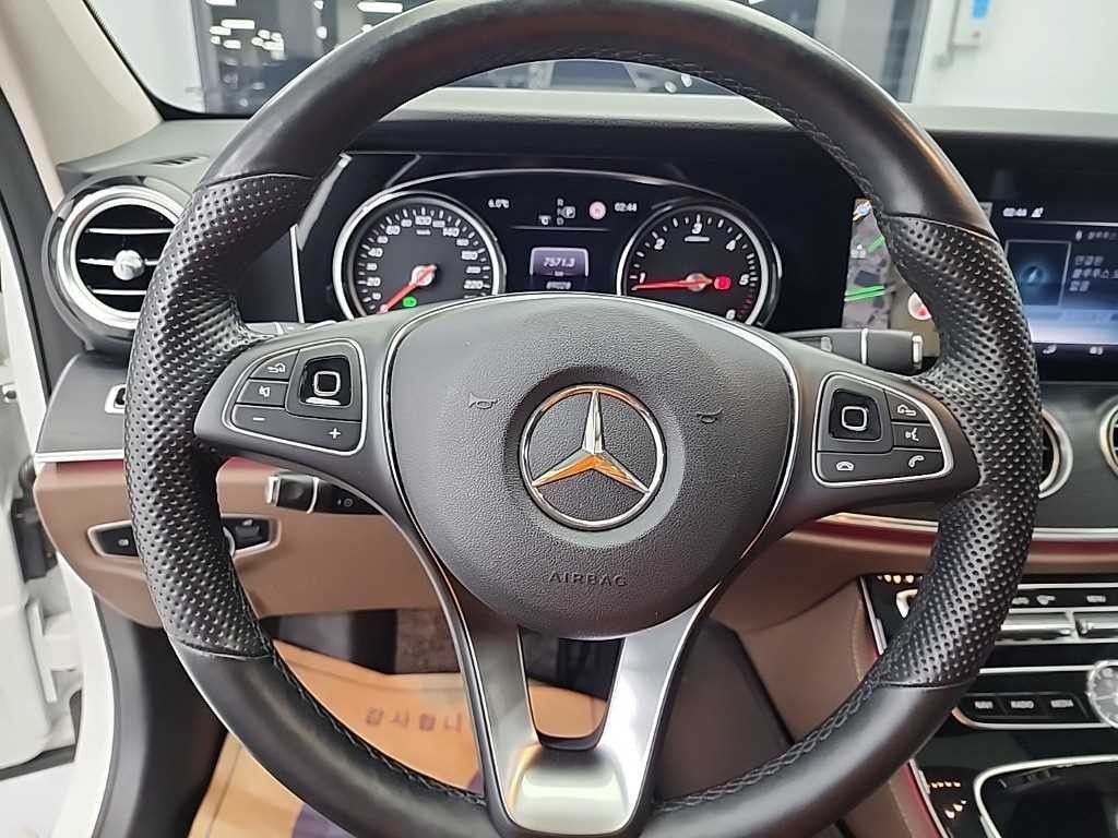 벤츠 E 클래스 E-클래스 W213 E220d 4MATIC 아방가르드 이미지 9