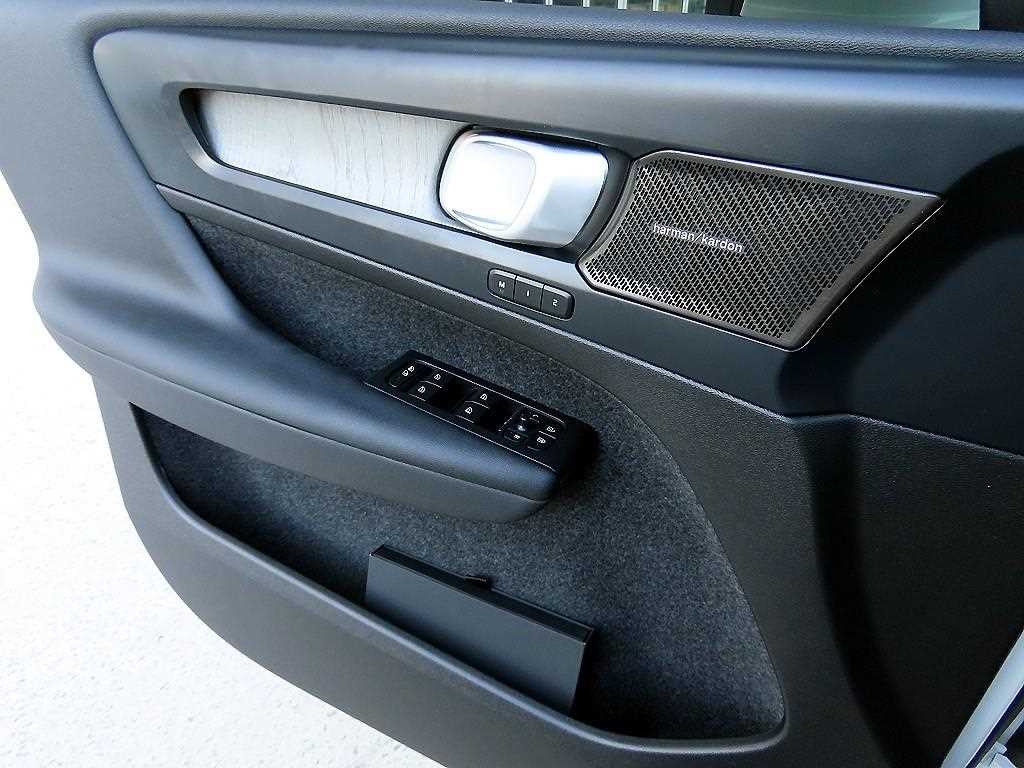 볼보 XC40 B4 AWD 얼티메이트 브라이트 이미지 11