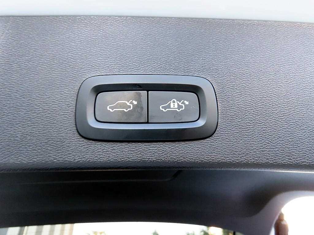 볼보 XC40 B4 AWD 얼티메이트 브라이트 이미지 17