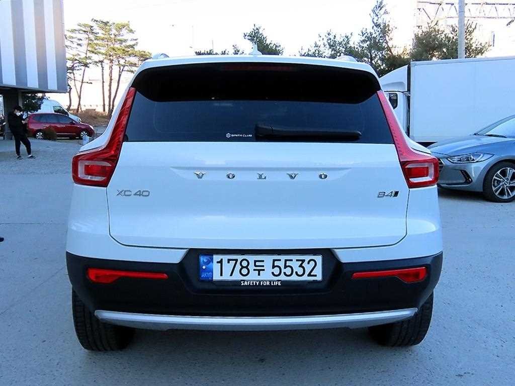 볼보 XC40 B4 AWD 얼티메이트 브라이트 이미지 4