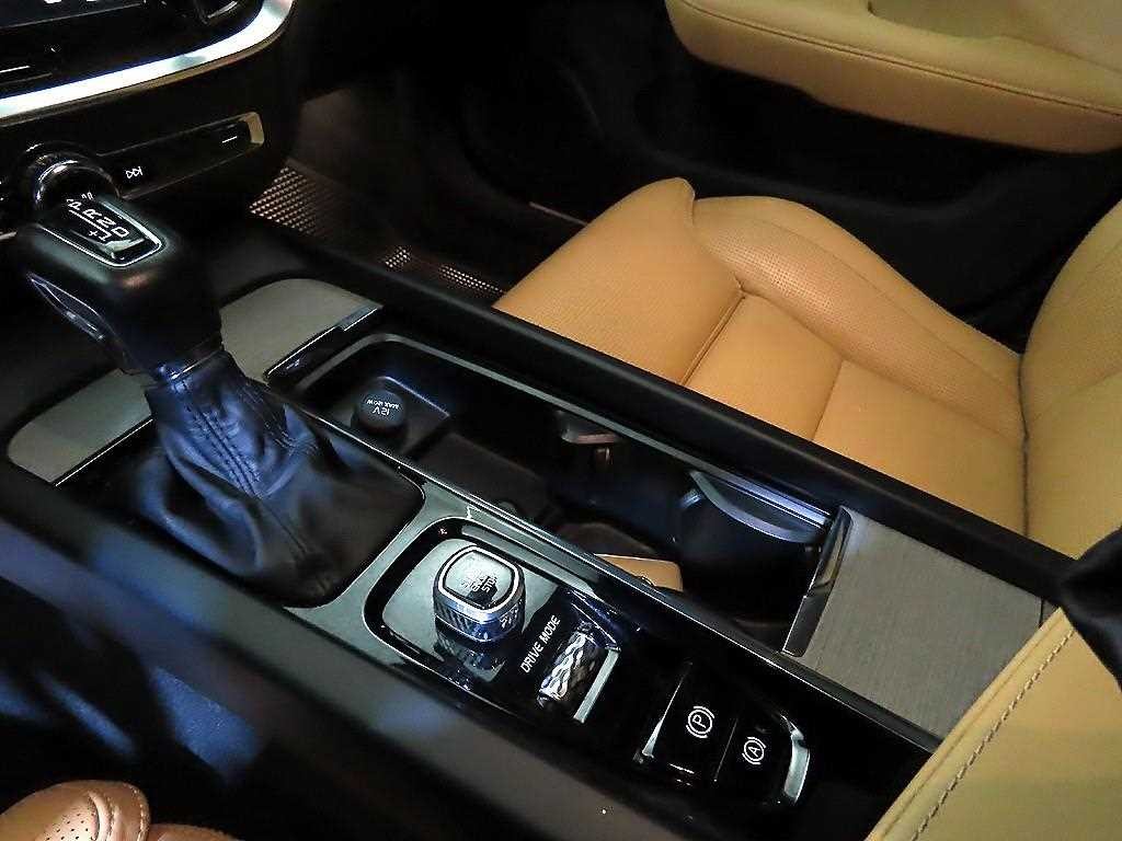 볼보 V60 V60 크로스 컨트리 2세대 2.0 T5 프로 AWD 이미지 12