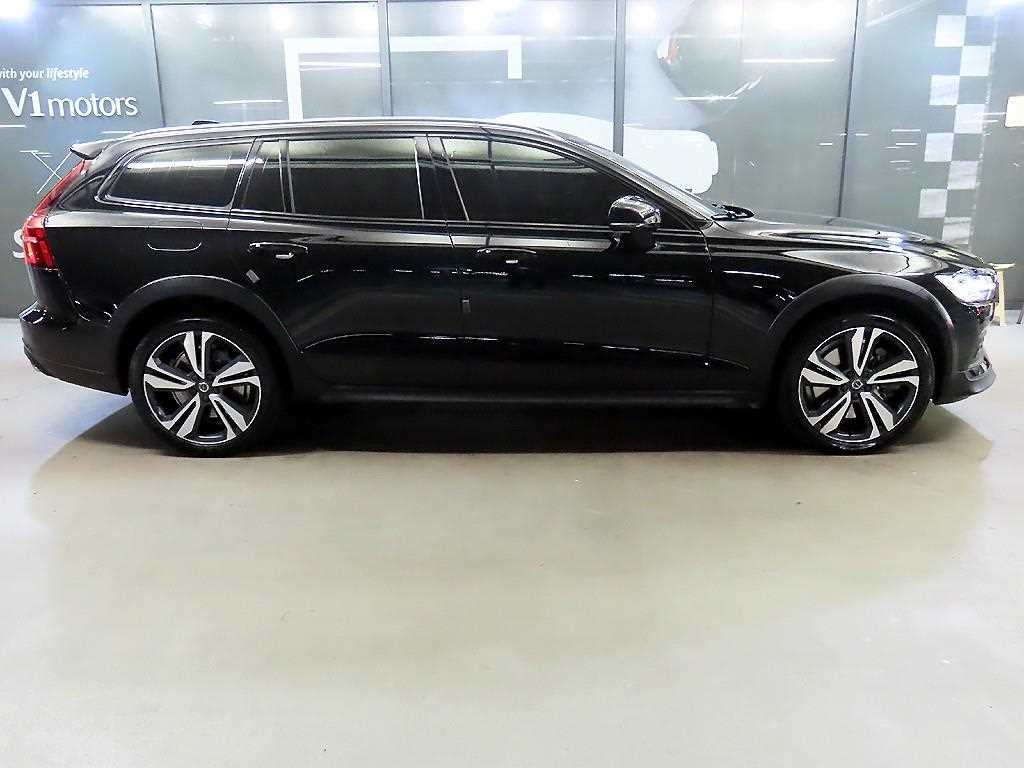 볼보 V60 V60 크로스 컨트리 2세대 2.0 T5 프로 AWD 이미지 3