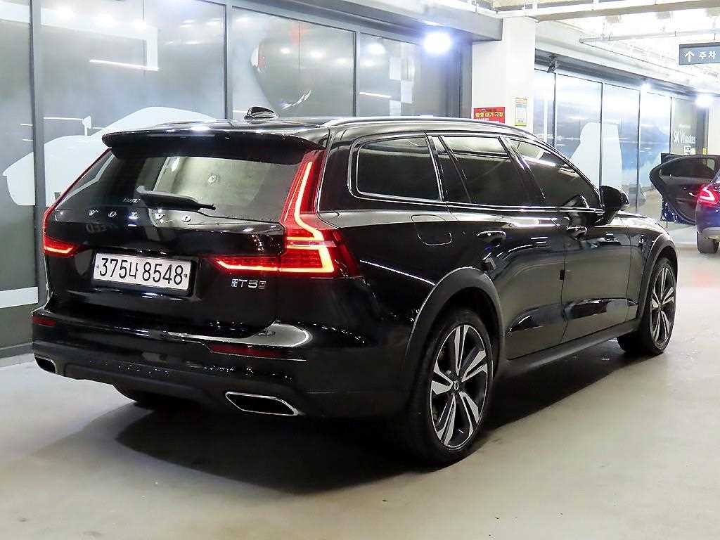 볼보 V60 V60 크로스 컨트리 2세대 2.0 T5 프로 AWD 이미지 4