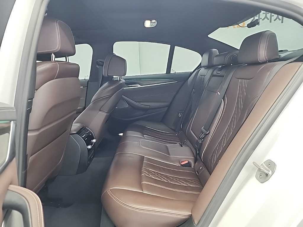 BMW 5시리즈 5시리즈 (G30) 530e M 스포츠 이미지 12
