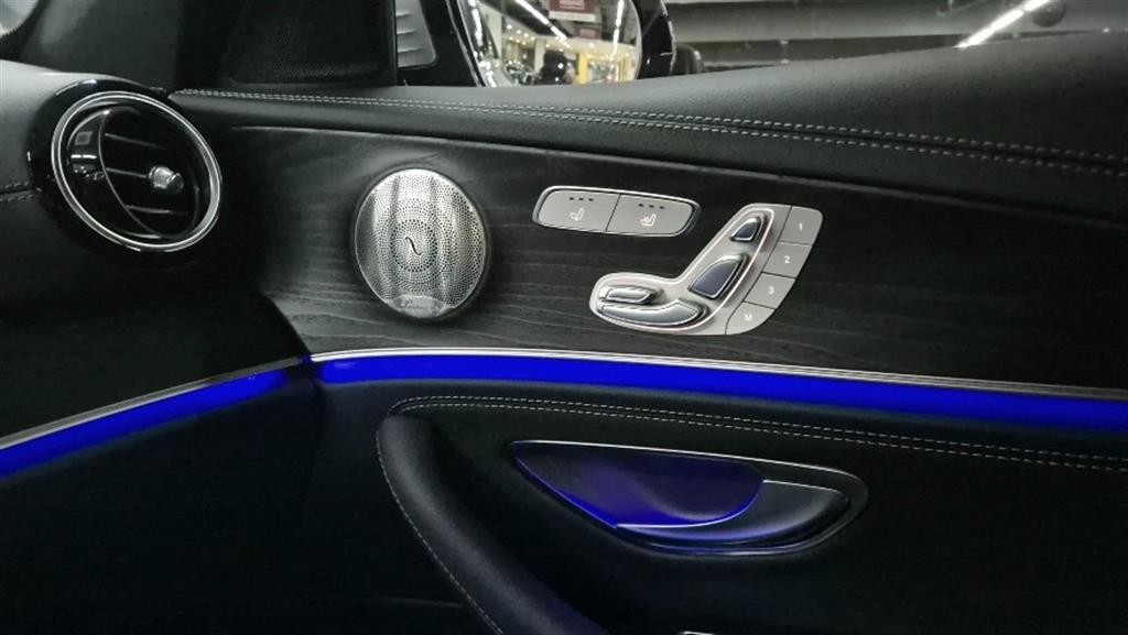 벤츠 E 클래스 E-클래스 W213 E220d 4MATIC AMG라인 이미지 17