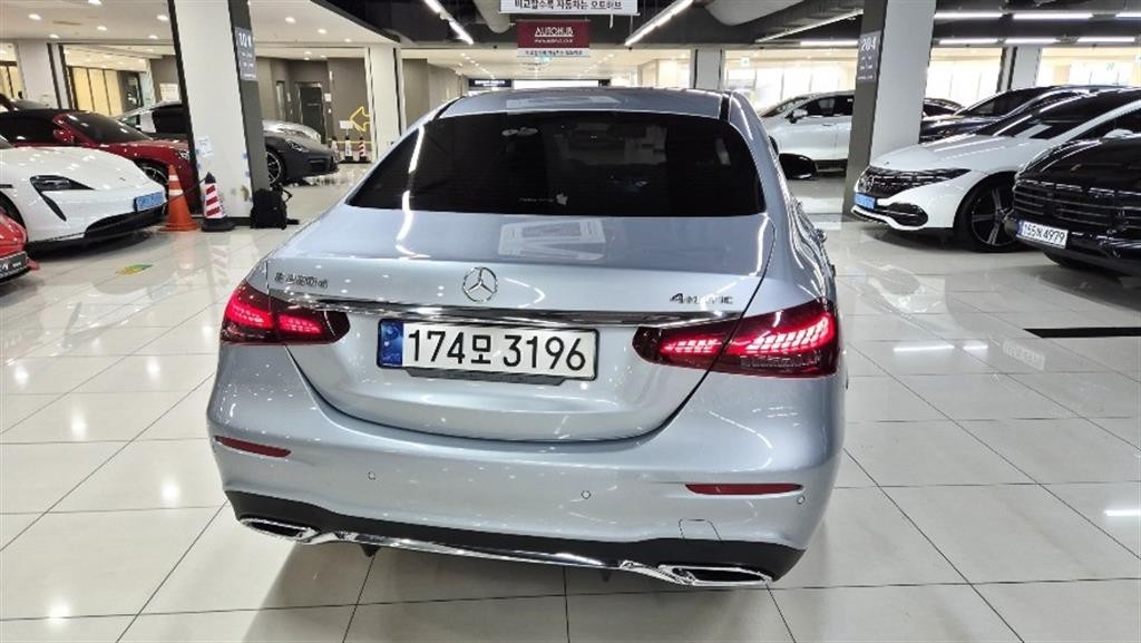벤츠 E 클래스 E-클래스 W213 E220d 4MATIC AMG라인 이미지 4