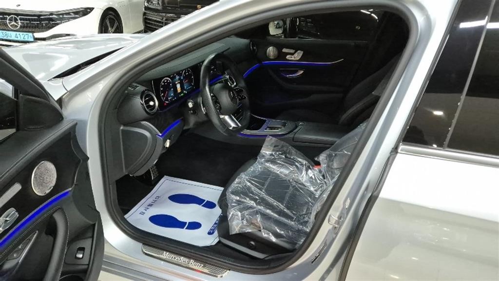 벤츠 E 클래스 E-클래스 W213 E220d 4MATIC AMG라인 이미지 8
