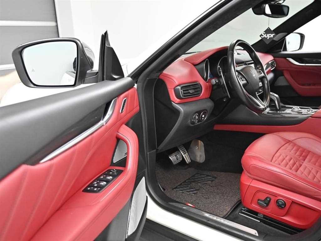마세라티 르반떼 3.8 GTS AWD 이미지 12