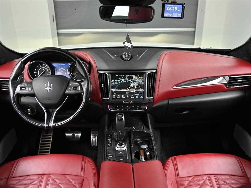 마세라티 르반떼 3.8 GTS AWD 이미지 8