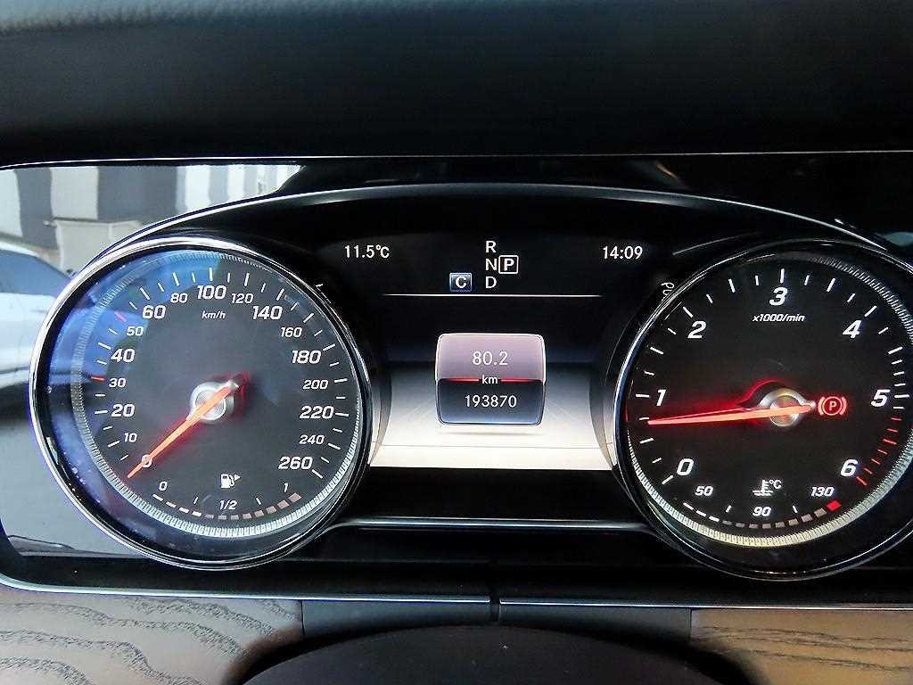 벤츠 E 클래스 E-클래스 W213 E220d 4MATIC 익스클루시브 이미지 9