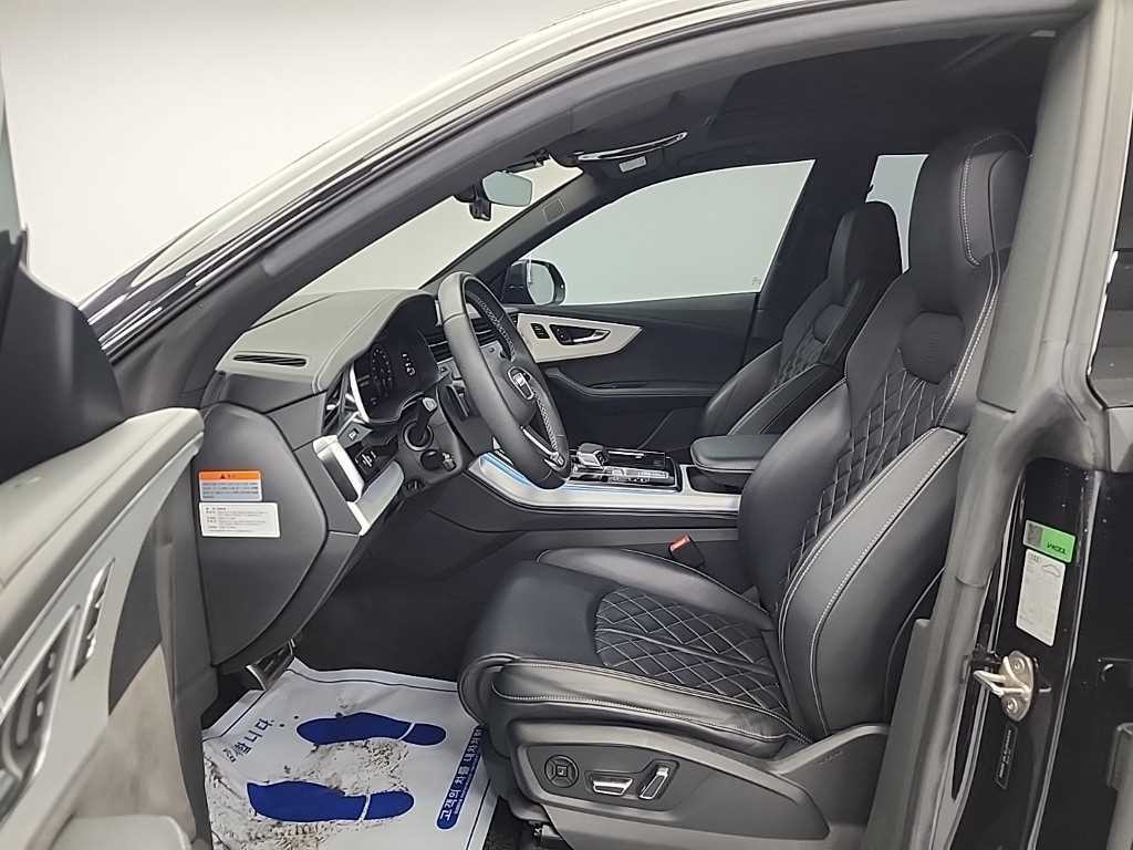 아우디 Q8 55 TFSI 콰트로 프리미엄 이미지 11