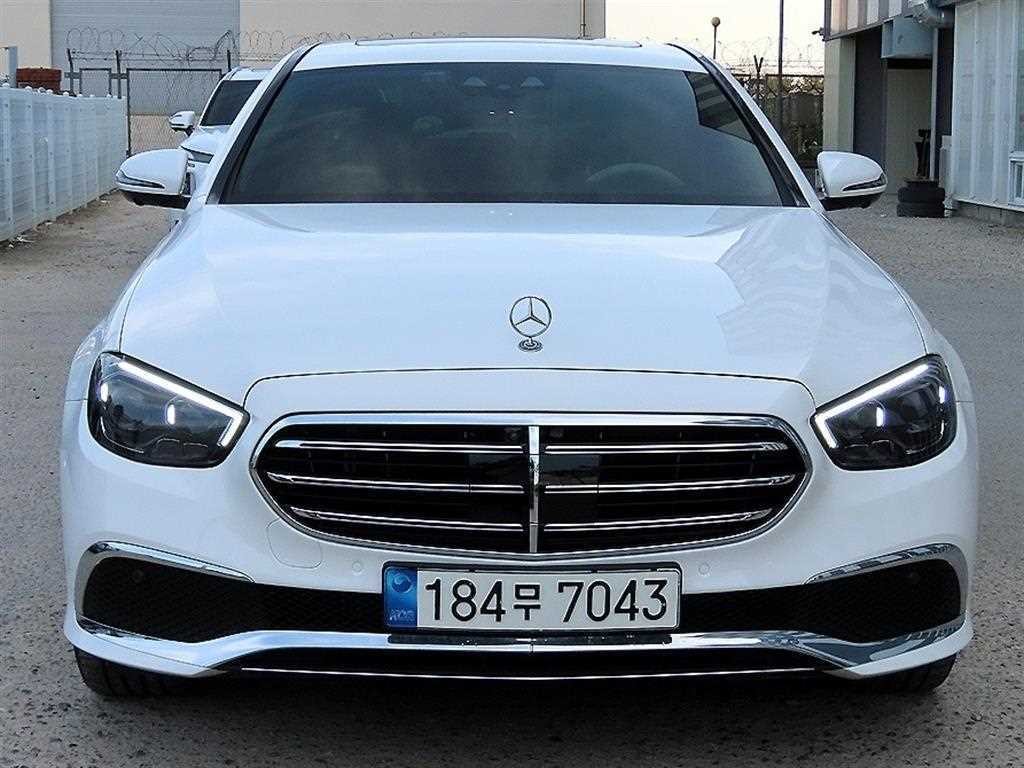 벤츠 E 클래스 E-클래스 W213 E300e 4MATIC 익스클루시브 이미지 1