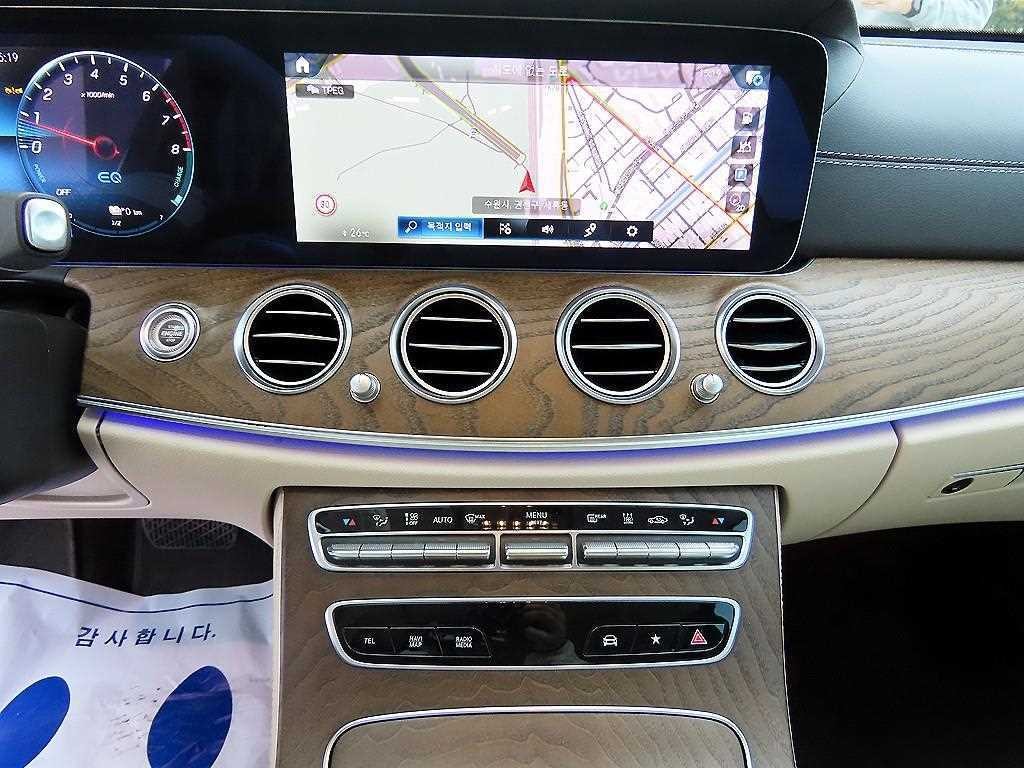 벤츠 E 클래스 E-클래스 W213 E300e 4MATIC 익스클루시브 이미지 12