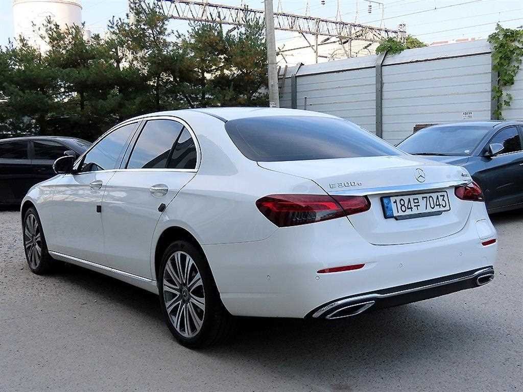 벤츠 E 클래스 E-클래스 W213 E300e 4MATIC 익스클루시브 이미지 3