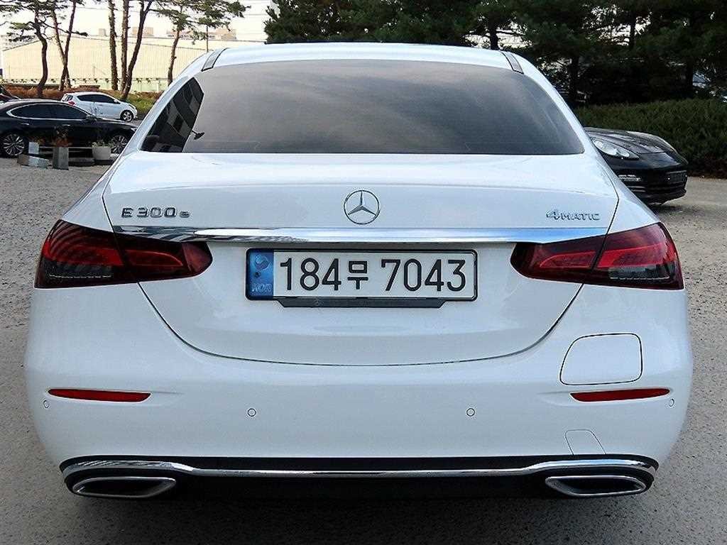 벤츠 E 클래스 E-클래스 W213 E300e 4MATIC 익스클루시브 이미지 4
