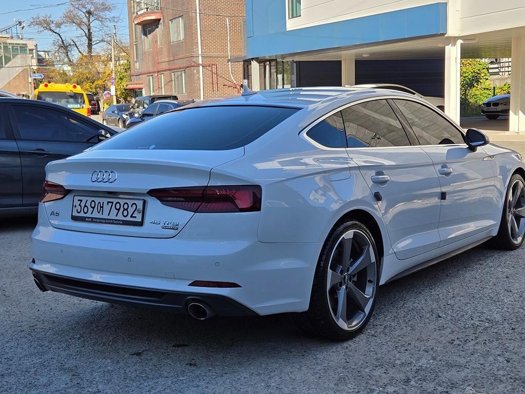 아우디 A5 A5 (F5) 45 TFSI 콰트로 프리미엄 스포트백 이미지 3