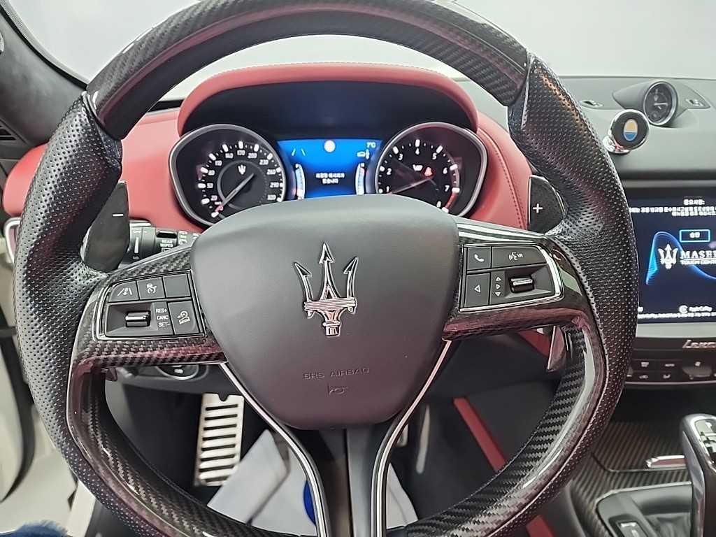 마세라티 르반떼 3.8 GTS AWD 이미지 9