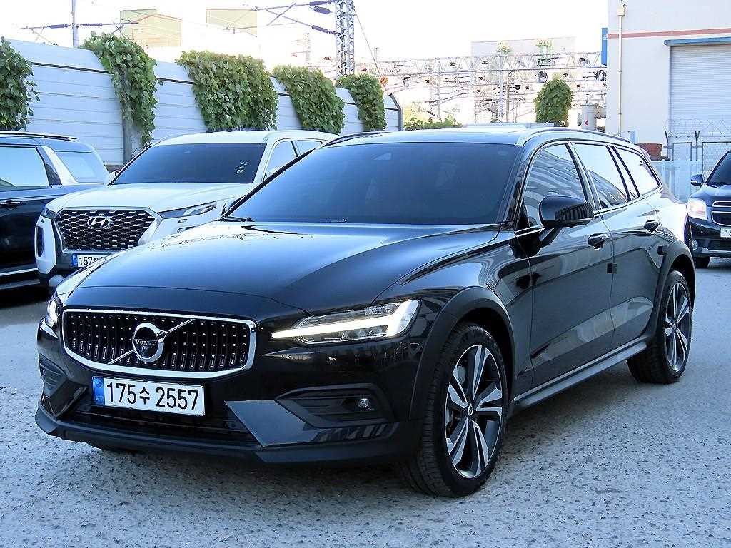 볼보 V60 V60 크로스 컨트리 2세대 2.0 B5 프로 AWD 이미지 2