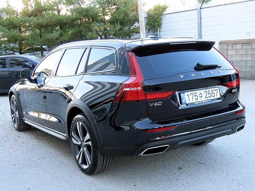 볼보 V60 V60 크로스 컨트리 2세대 2.0 B5 프로 AWD 이미지 3