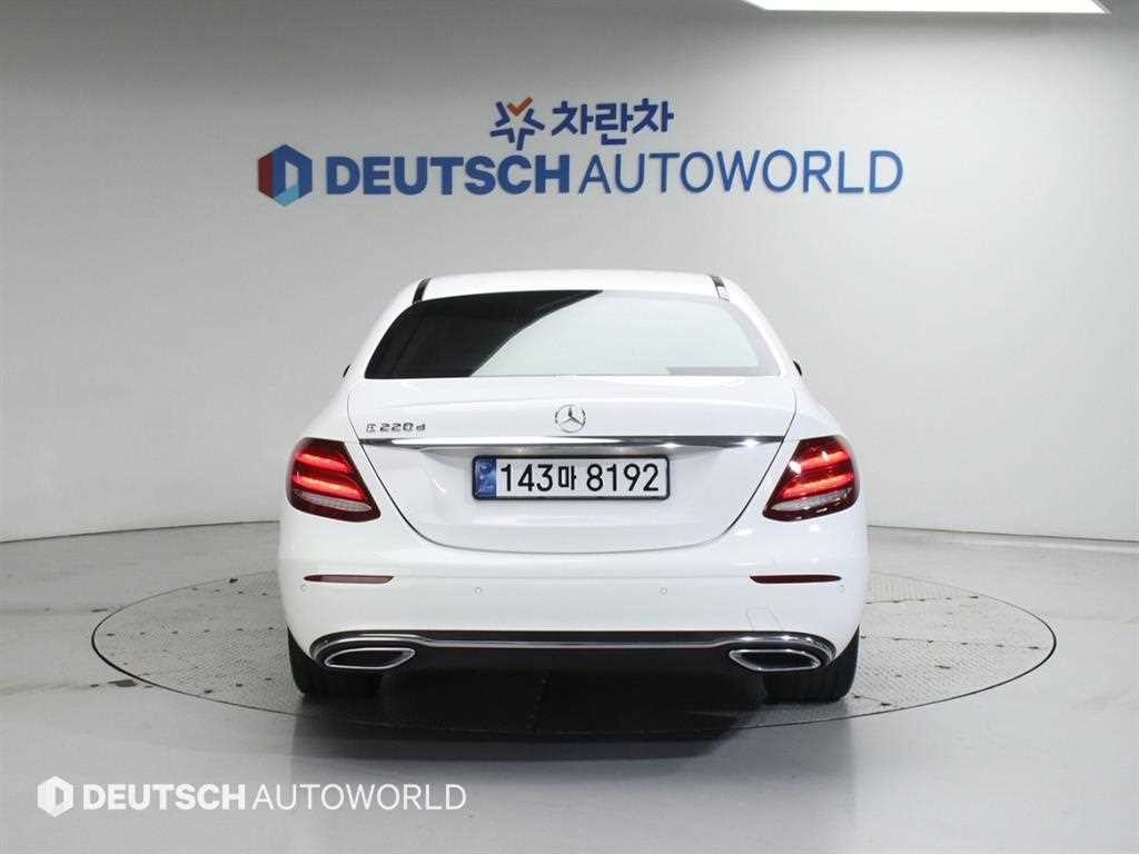 벤츠 E 클래스 E-클래스 W213 E220d 아방가르드 이미지 4