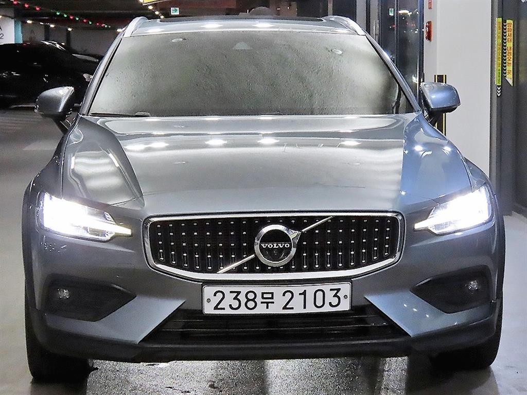 볼보 V60 V60 크로스 컨트리 2세대 2.0 T5 프로 AWD 이미지 2