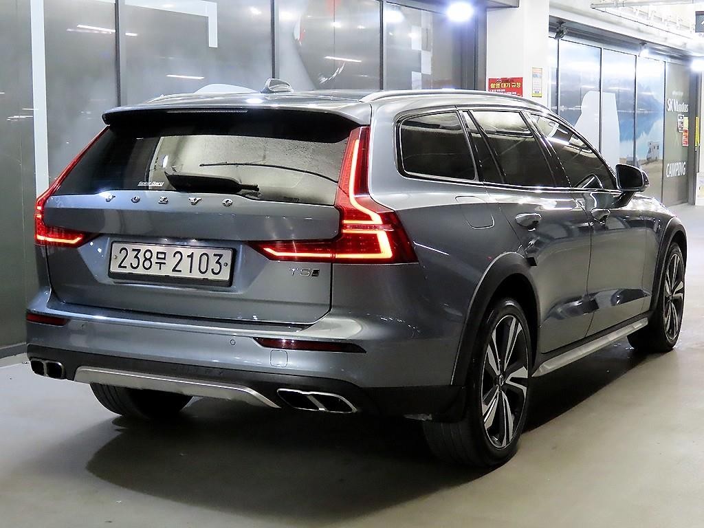 볼보 V60 V60 크로스 컨트리 2세대 2.0 T5 프로 AWD 이미지 4