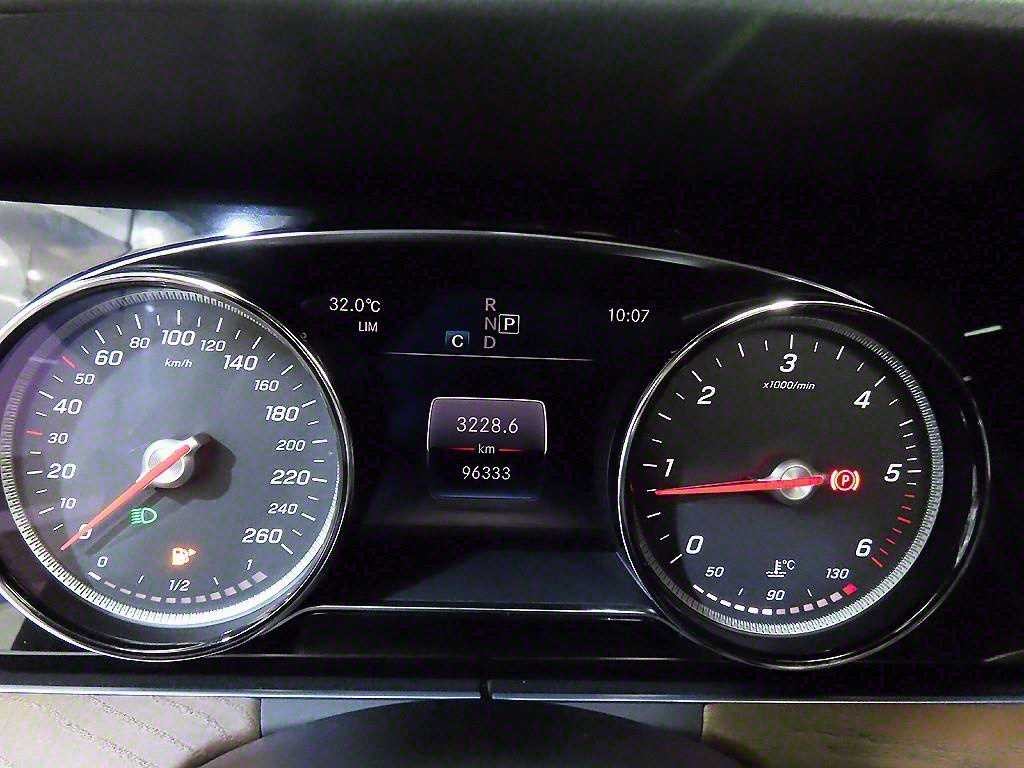 벤츠 E 클래스 E-클래스 W213 E220d 4MATIC 익스클루시브 이미지 9