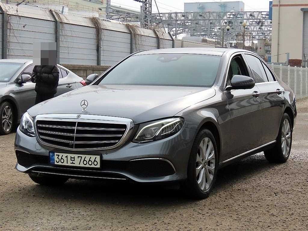 벤츠 E 클래스 E-클래스 W213 E300 4MATIC 아방가르드 이미지 2