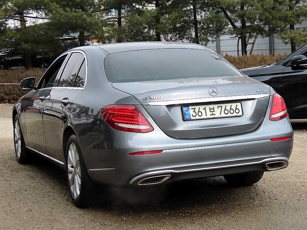 벤츠 E 클래스 E-클래스 W213 E300 4MATIC 아방가르드 이미지 3