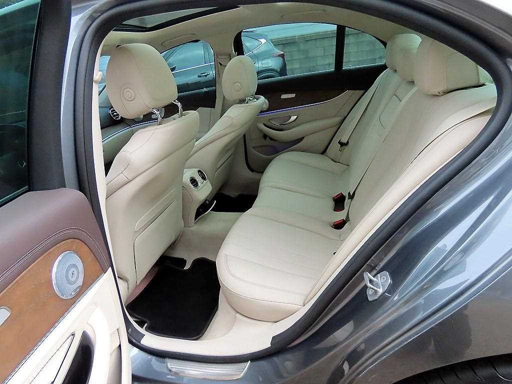 벤츠 E 클래스 E-클래스 W213 E300 4MATIC 아방가르드 이미지 6