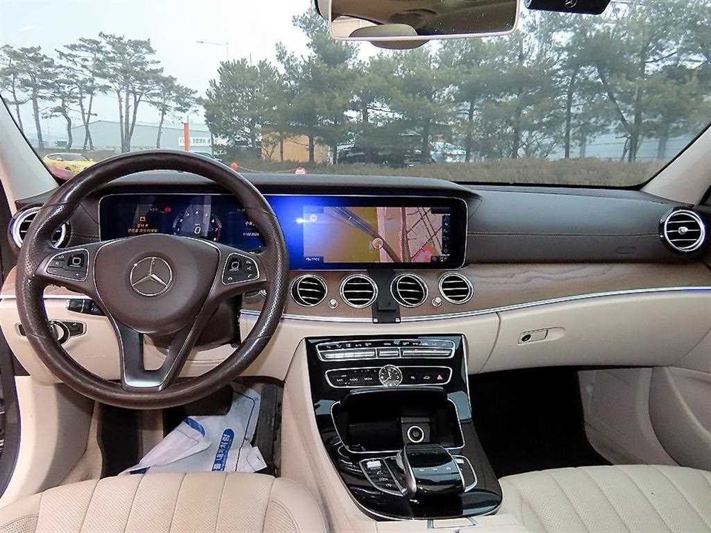 벤츠 E 클래스 E-클래스 W213 E300 4MATIC 아방가르드 이미지 7